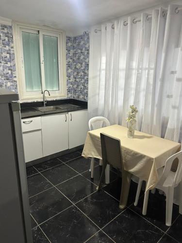 a kitchen with a table with chairs and a sink at El Cayuco Restaurant Apart Hotel in Boca Chica