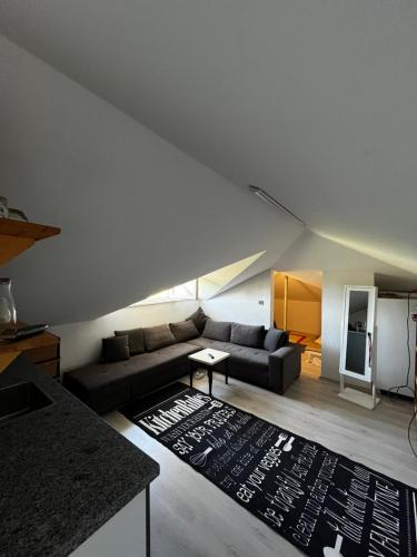 una sala de estar con un sofá y una mesa en Kırevi 2- Airport, en Ortaca