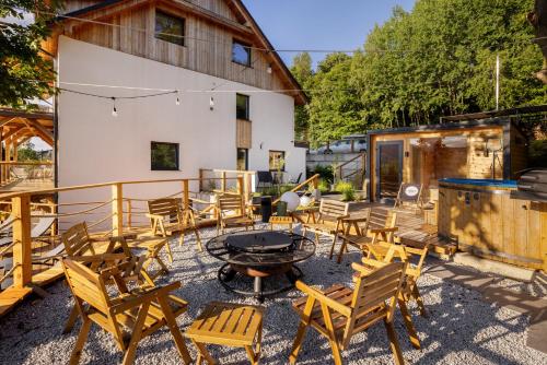 a patio with a bunch of chairs and a table at Apartamenty Larice - balia lub sauna sesja gratis ten weekend, morsowanie w basenie in Świeradów-Zdrój