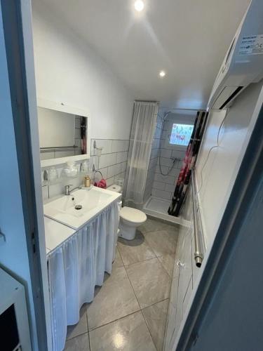 une salle de bain avec un lavabo blanc et des toilettes dans l'établissement Jolie maison avec jardin, à Hyères