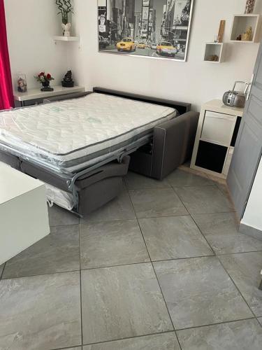 - un matelas posé sur le sol dans une pièce dans l'établissement Jolie maison avec jardin, à Hyères