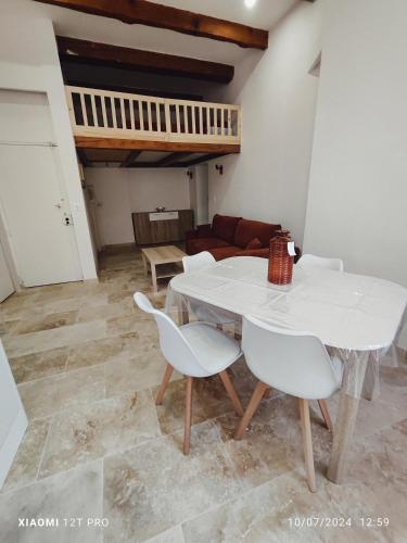 une table blanche et des chaises dans un salon dans l'établissement Vieux port, à Marseille