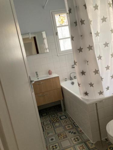 une salle de bain avec une baignoire, des toilettes et un lavabo dans l'établissement Maison 2 chambres avec cour intérieure, à Alet-les-Bains