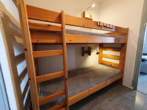 quelques lits superposés dans une chambre dans l'établissement Résidence Le Cairn - Studio 4 personnes avec vue sur la vallée MAE-0791, aux Orres