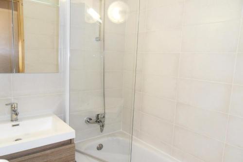 une salle de bain avec douche et lavabo dans l'établissement Résidence Themis - 2 Pièces pour 5 Personnes 65, à Mâcot La Plagne