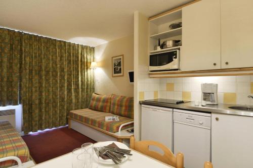 une pièce avec une cuisine et un salon dans l'établissement Résidence Themis - Studio pour 4 Personnes 735, à Mâcot La Plagne