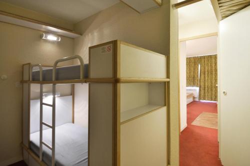 Cette chambre comprend 2 lits superposés et un couloir. dans l'établissement Résidence Themis - Studio pour 4 Personnes 735, à Mâcot La Plagne