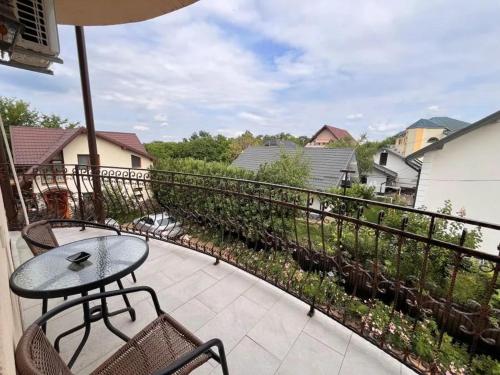 a patio with a table and chairs on a balcony at Pensiunea Casa Copou in Iaşi