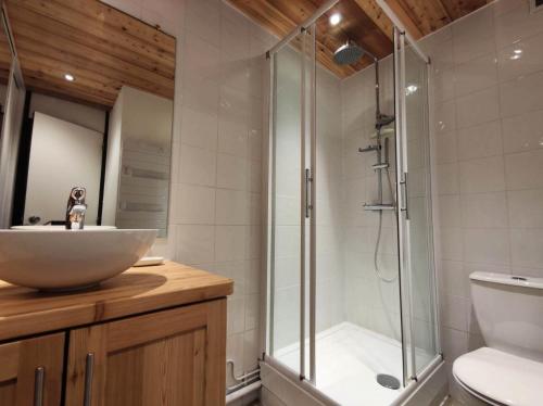 une salle de bain avec un lavabo et une douche en verre dans l'établissement Résidence Chamois - Studio pour 4 Personnes 154, à La Plagne Tarentaise