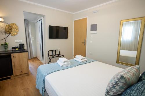 Ένα ή περισσότερα κρεβάτια σε δωμάτιο στο Eudokia Pension