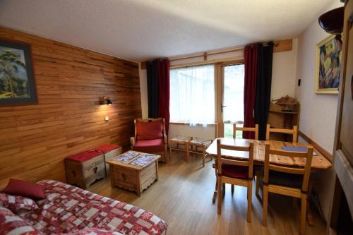 un salon avec une table et une salle à manger dans l'établissement Résidence Le Plein Sud - 2 pièces 5/6 pers. PLAGNE VILLAGES - LE PLEIN SUD - Wifi inclus MAE-1804, à Aime La Plagne