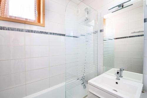 une salle de bain blanche avec une douche et un lavabo dans l'établissement Résidence Le Plein Sud - 2 pièces 5/6 pers. PLAGNE VILLAGES - LE PLEIN SUD - Wifi inclus MAE-1804, à Aime La Plagne