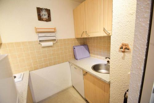 une petite cuisine avec un évier et un comptoir dans l'établissement Résidence Les Soldanelles - Studio divisible 4 pers - LES SOLDANELLES - PLAGNE VILLAGES MAE-6054, à Aime La Plagne