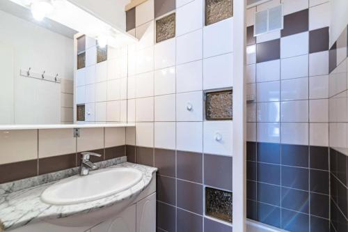 une salle de bain avec un lavabo et un miroir dans l'établissement Résidence L'everest - 2 pièces 5 pers - L'EVEREST - PLAGNE CENTRE MAE-9034, à Aime La Plagne