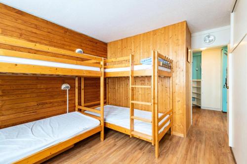 une chambre avec deux lits superposés et une échelle dans l'établissement Résidence L'everest - 2 pièces 5 pers - L'EVEREST - PLAGNE CENTRE MAE-9034, à Aime La Plagne