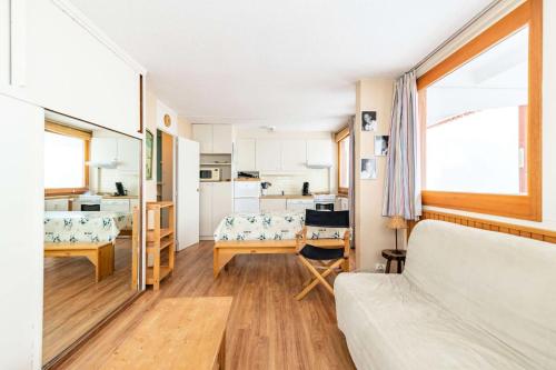 Cette petite chambre comprend un lit, un bureau et une cuisine. dans l'établissement Résidence L'everest - 2 pièces 5 pers - L'EVEREST - PLAGNE CENTRE MAE-9034, à Aime La Plagne