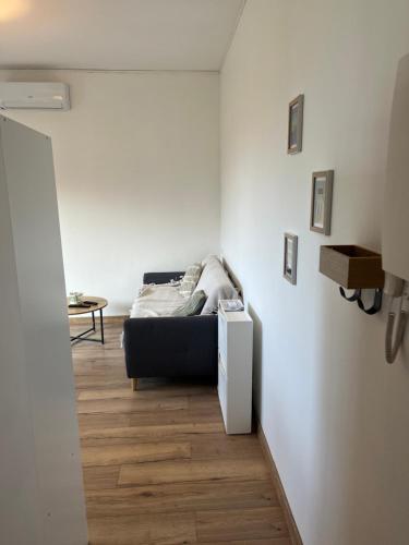 un salon avec un canapé et une table dans l'établissement Studio à 5 min à pied de la mer, à Saint-Nazaire