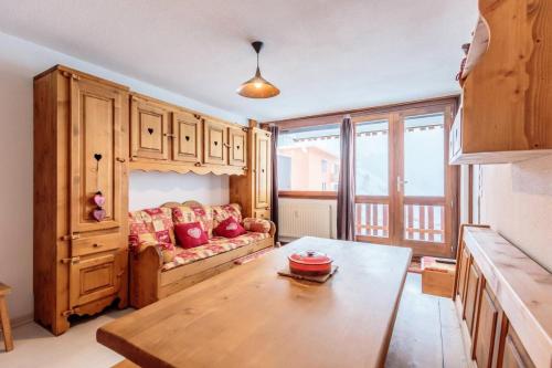 un salon avec un canapé et une table dans l'établissement Résidence La Taiga - 2 Pièces 5/6 pers - LA TAIGA - PLAGNE CENTRE MAE-5444, à Aime La Plagne