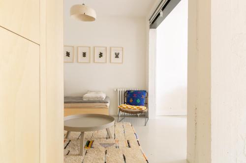 un salon avec une table et un canapé dans l'établissement Maison d'architecte à Nantes, à Nantes