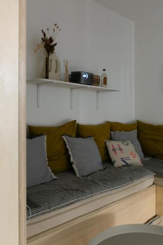 - un canapé avec des oreillers dans l'établissement Maison d'architecte à Nantes, à Nantes