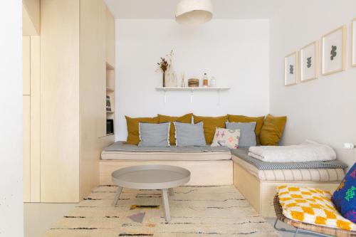 un salon avec un canapé et une table dans l'établissement Maison d'architecte à Nantes, à Nantes