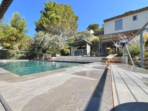 ドラギニャンにあるVilla Malmontの家の前のプール