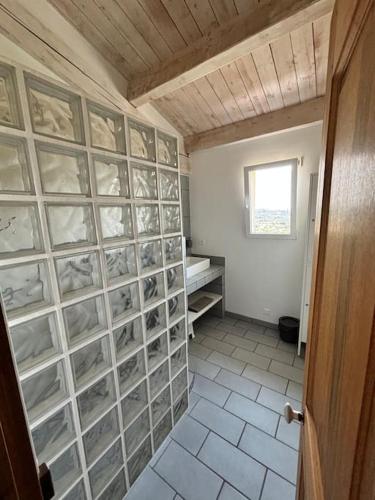 une chambre avec un mur rempli de panneaux de verre dans l'établissement Villa Malmont, à Draguignan