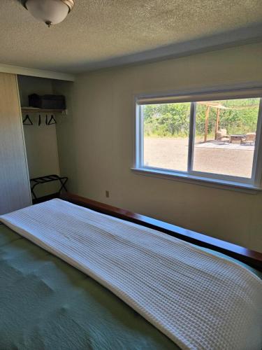 Postel nebo postele na pokoji v ubytování Yelm Prairie Vacation Rentals