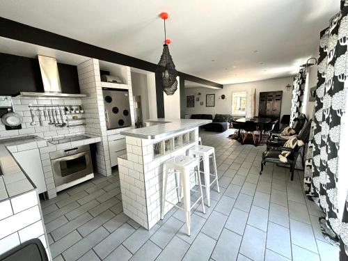 ドラギニャンにあるVilla Malmontのキッチン、リビングルーム(カウンター付)、リビングルーム