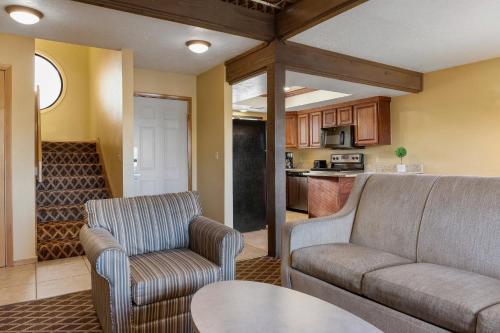 a living room with two couches and a kitchen at Club Wyndham Pagosa in Pagosa Springs