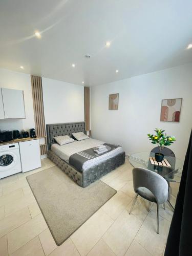 une chambre avec un lit et une table et une cuisine dans l'établissement Le rafale Proche aeroport et Parc Exposition, au Bourget