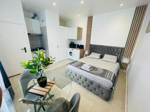 une chambre avec un lit et une table en verre dans l'établissement Le rafale Proche aeroport et Parc Exposition, au Bourget