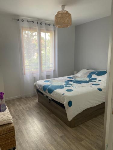 une chambre avec un lit avec une couette bleue dans l'établissement Maison à 10 min à pieds du RER Bourg la reine, à Bourg-la-Reine