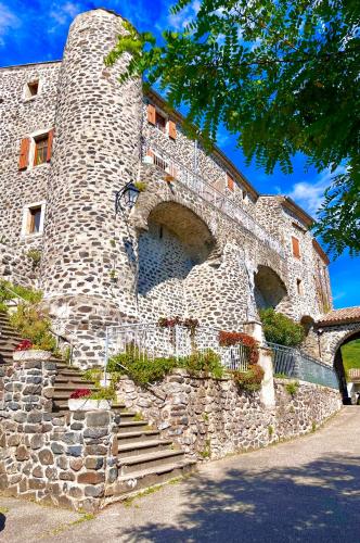 - un bâtiment en pierre avec des escaliers devant dans l'établissement Gîte ღ La tour du Château ღ, à Aubignas