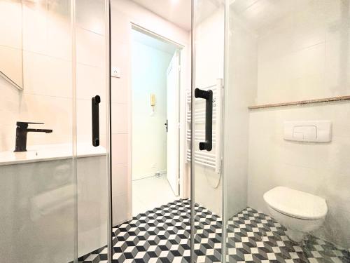 une salle de bain avec toilettes et douche en verre dans l'établissement Studio vue mer - Clim, Piscine & restaurant, à Nice