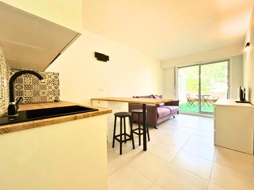 une cuisine avec un évier et un plan de travail dans l'établissement Studio vue mer - Clim, Piscine & restaurant, à Nice