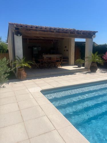 Piscina a Gîte OSTALADA o a prop