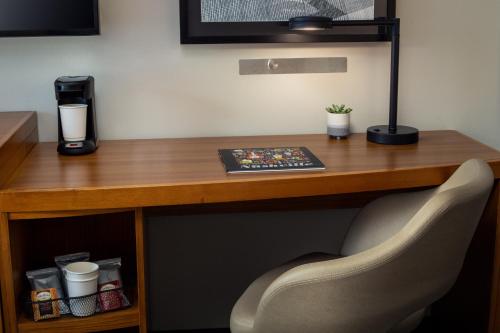 a desk with a chair and a lamp on it at Hyatt Place Nashville Downtown in Nashville