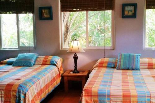 Katil atau katil-katil dalam bilik di Villa Sunset #3, Ocean View, short walk to the beach