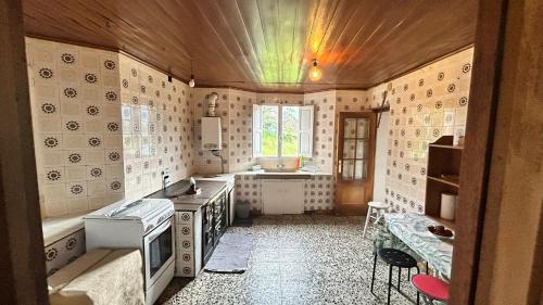 a kitchen with a stove and a sink at Casa de aldea A Cinza in Barreiros