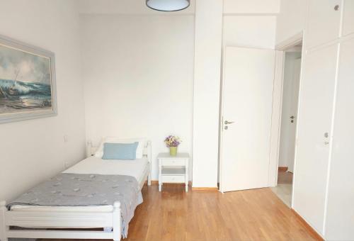 Ήσυχο φωτεινό δωμάτιο με βεράντα