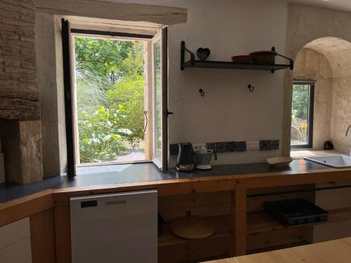 une cuisine avec un comptoir et une fenêtre dans l'établissement La Serva, à Les Lèches