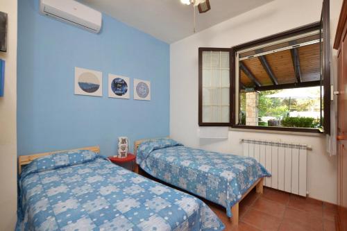 a room with two beds and a window at Villa Torres - Happy Rentals in Scicli