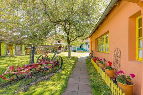 Vonkajšia záhrada v ubytovaní Rural Homestead Trenkovo - Happy Rentals