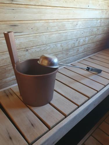a toilet sitting on top of a wooden table at Saunallinen tilava kaksio keskustan ja rautatieaseman tuntumassa in Hämeenlinna