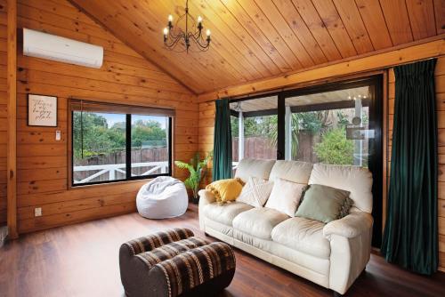 Greenhithe Hidden Gem with Sea Views and Parkingにあるシーティングエリア