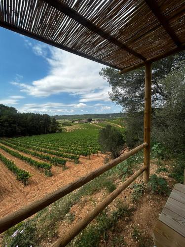 a view of a vineyard from a pergola at Apartamento Gerimar - Gelida/Bcn in Gélida