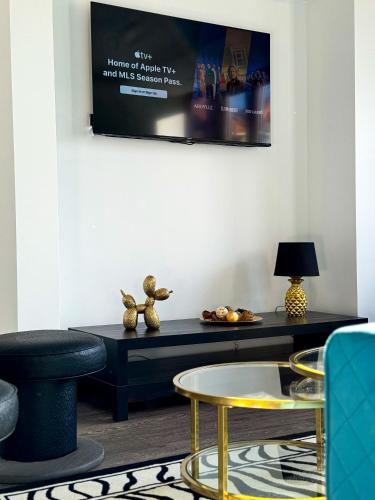 Μια τηλεόραση ή/και κέντρο ψυχαγωγίας στο Luxurious 3Bed House with Spa Bath & Garden