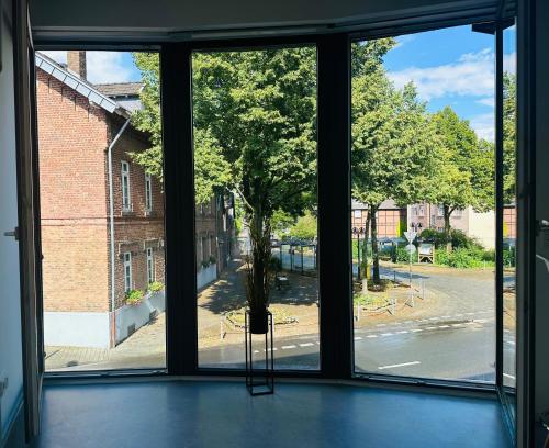 an open window with a view of a street at Apartment MiRa 2 in Pulheim