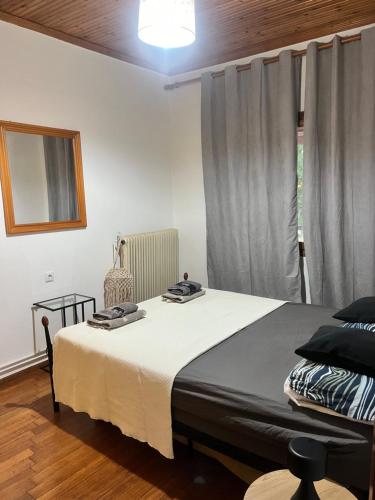 Ένα ή περισσότερα κρεβάτια σε δωμάτιο στο Beach house with garden sleeps 6